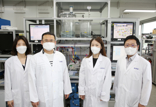 2배 이상 생산성을 향상시킨 '전기화학적 이산화탄소 전환기술'을 개발한 박기태 박사(왼쪽 네번째) 등 주요 연구진들이 기념촬영을 하고 있다.  에너지연 제공